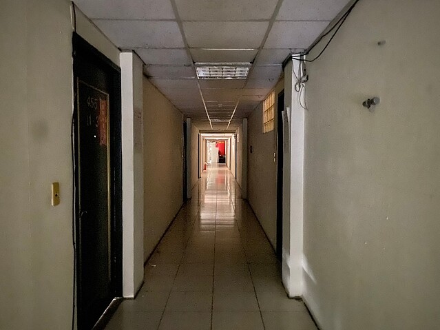 永和遭斷電的違規建築隔出27間套房,不但未辦理變更使用執照、室內裝修,更未辦理建築物公共安全檢查簽證與申報。圖/新北市工務局